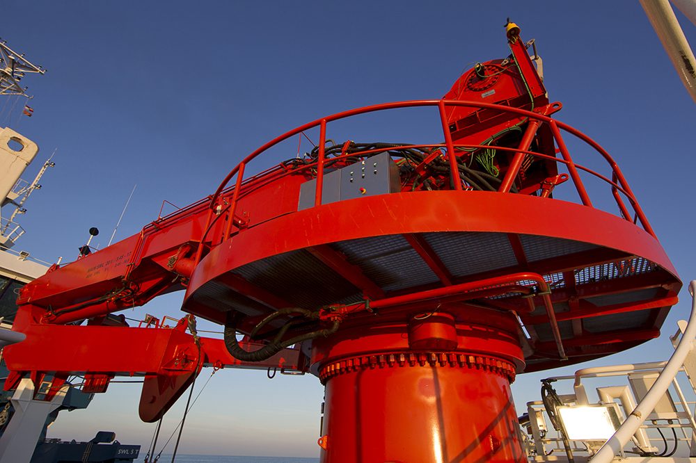 Grúa naval offshore articulada